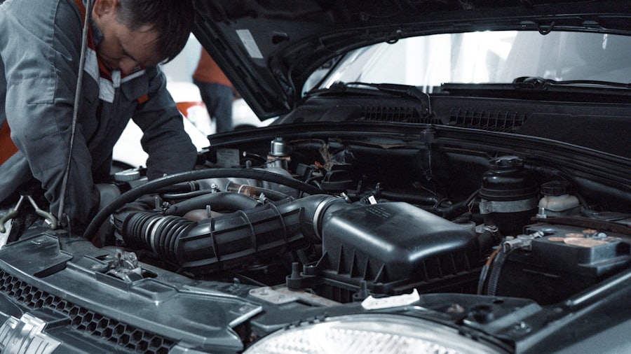 Mecánico inclinado trabajando sobre el motor de un vehículo